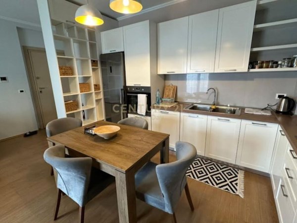 Tirane, jepet me qera apartament 2+1+Aneks+Ballkon Kati 4, 99 m² 800 € (Hilton)