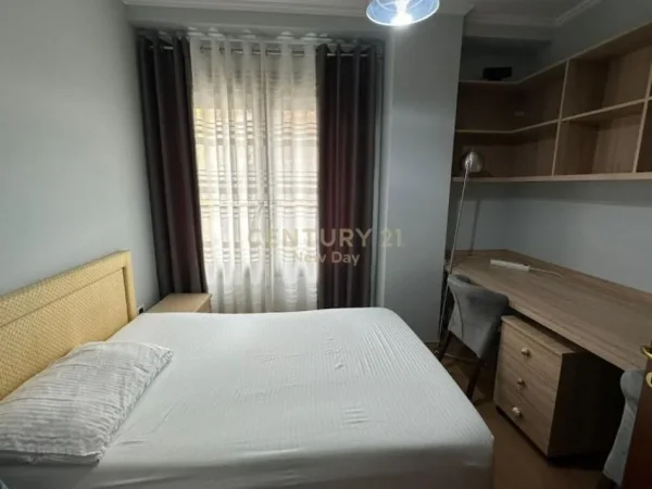 Tirane, jepet me qera apartament 2+1+Aneks+Ballkon Kati 4, 99 m² 800 € (Hilton)