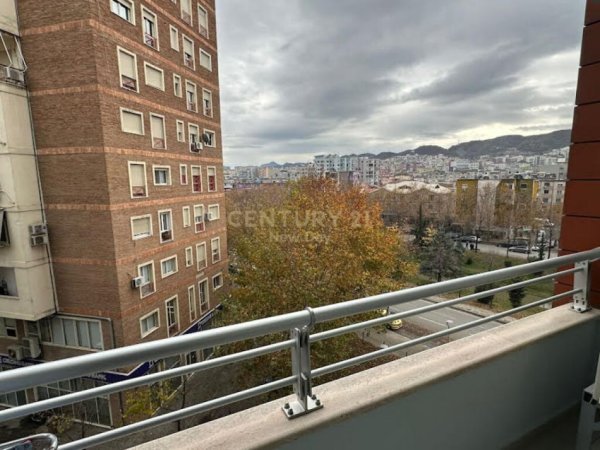 Tirane, jepet me qera apartament 2+1+Aneks+Ballkon Kati 4, 99 m² 800 € (Hilton)