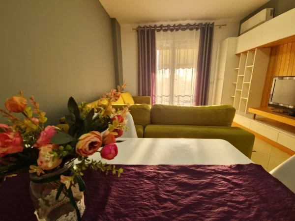 Tirane, jepet me qera apartament 2+1+Ballkon Kati 4, 85 m² 650 € (RRUGA 5 MAJI)