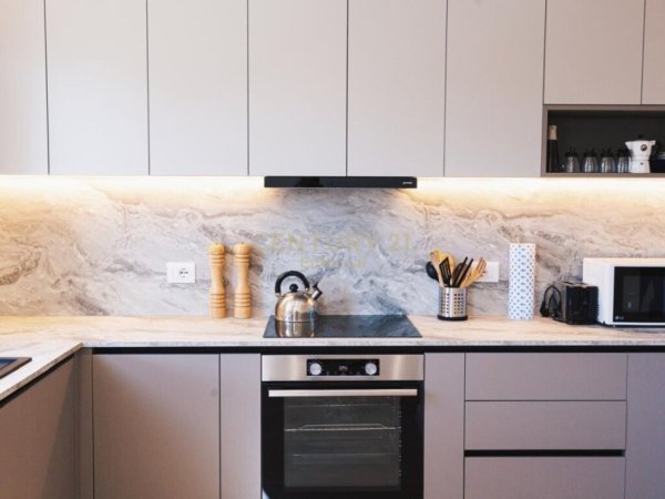 Tirane, jepet me qera apartament 2+1+Aneks+Ballkon Kati 13, 114 m² 1.200 € (Ish Ekspozita)