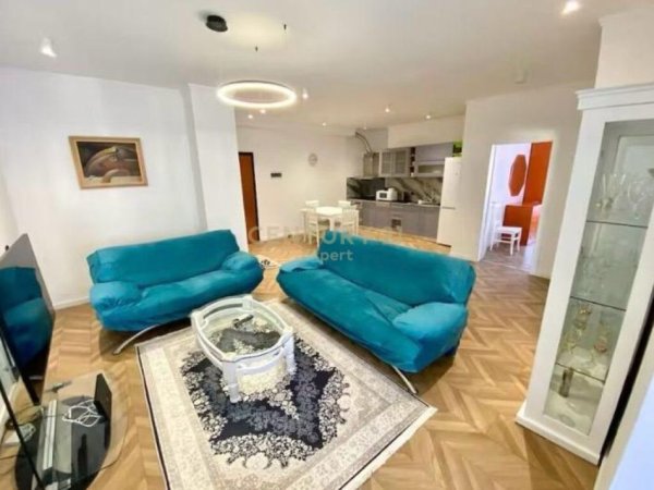 Tirane, jepet me qera apartament 2+1+Aneks+Ballkon Kati 9, 100 m² 850 € (Qender)