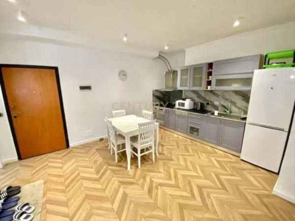 Tirane, jepet me qera apartament 2+1+Aneks+Ballkon Kati 9, 100 m² 850 € (Qender)