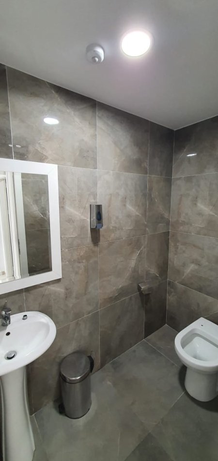 Tirane, jepet me qera dyqan Kati 0, 100 m² 2.500 Euro (HOXHA TASIM)