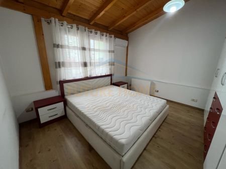 Tirane, jepet me qera apartament 2+1 Kati 4, 120 m² 600 Euro (pallatet agimi)