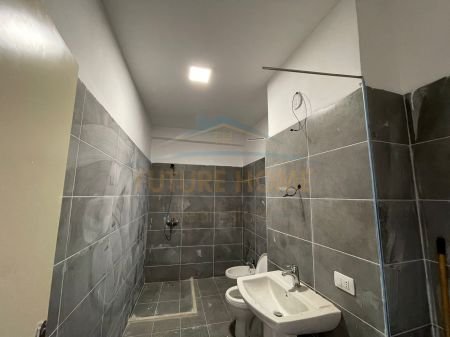 Tirane, jepet me qera apartament 1+1 Kati 4, 70 m² 450 Euro (fusha aviacionit)
