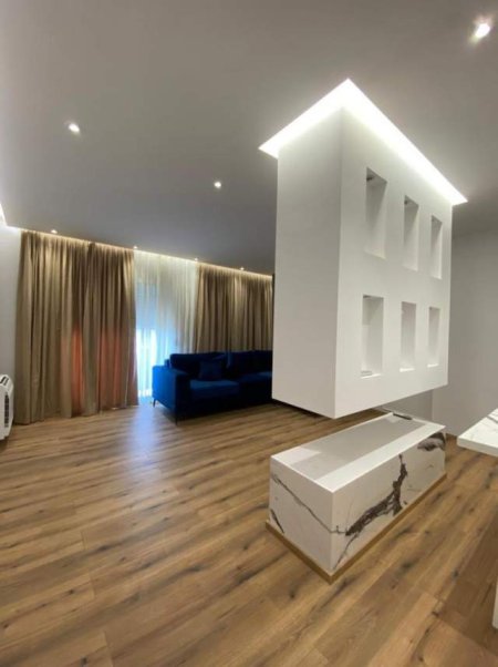Tirane, shitet apartament 1+1 Kati 6, 93 m2  150.000 euro (Parku i autobusave)