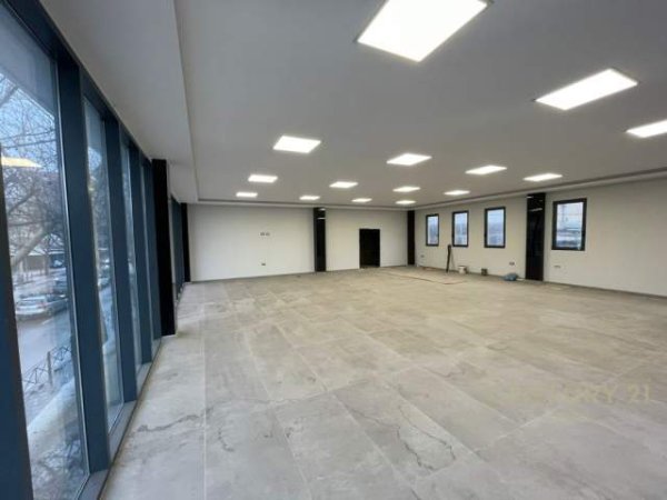 Tirane, jepet me qera ambjent biznesi Kati 1, 300 m² 2.000 Euro (Kombinat)