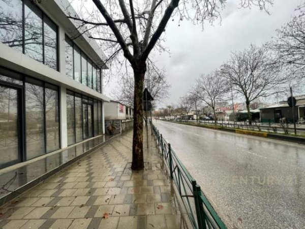 Tirane, jepet me qera ambjent biznesi Kati 1, 300 m² 2.000 Euro (Kombinat)