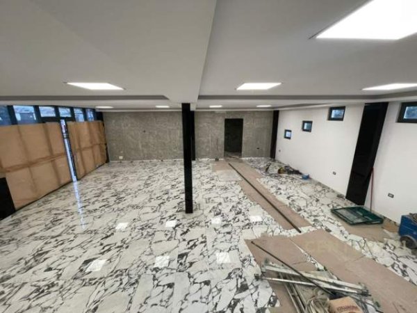 Tirane, jepet me qera ambjent biznesi Kati 1, 300 m² 2.000 Euro (Kombinat)