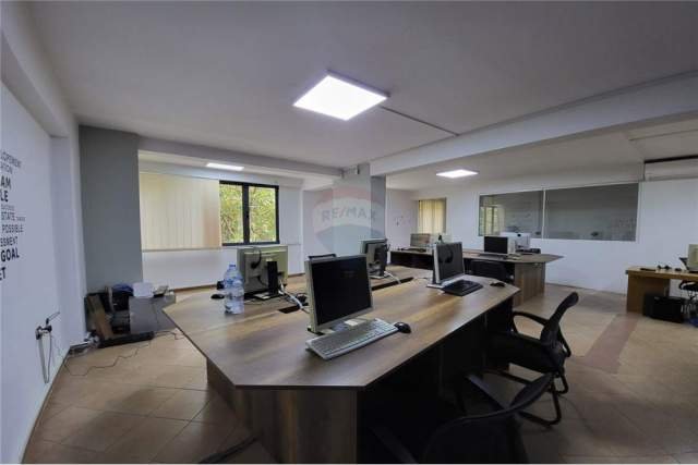 Tirane, jepet me qera ambjent biznesi Kati 1, 120 m² 600 Euro (Rr. Kavajes prane Globe)
