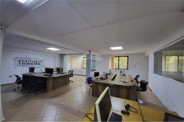 Tirane, jepet me qera ambjent biznesi Kati 1, 120 m² 600 Euro (Rr. Kavajes prane Globe)