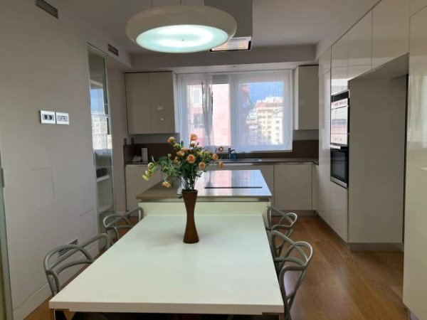 Tirane, jepet me qera apartament 4+1+BLK Kati 4, 230 m² 2.000 Euro (RRuga Adem Jashari)