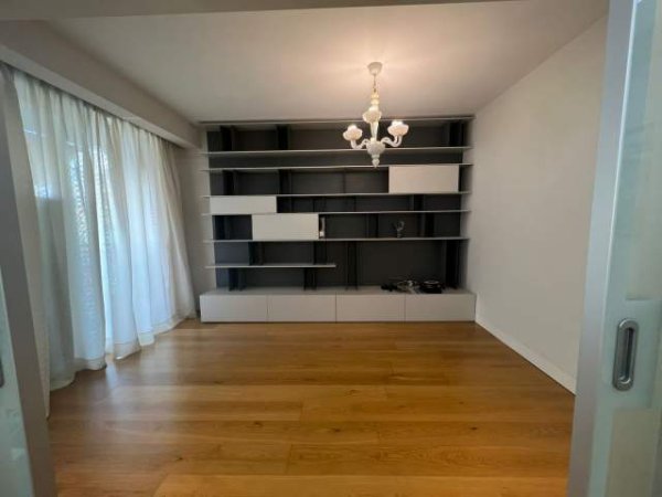 Tirane, jepet me qera apartament 4+1+BLK Kati 4, 230 m² 2.000 Euro (RRuga Adem Jashari)