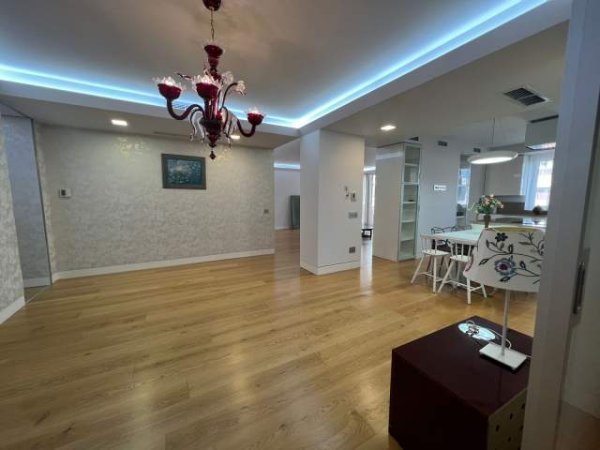 Tirane, jepet me qera apartament 4+1+BLK Kati 4, 230 m² 2.000 Euro (RRuga Adem Jashari)