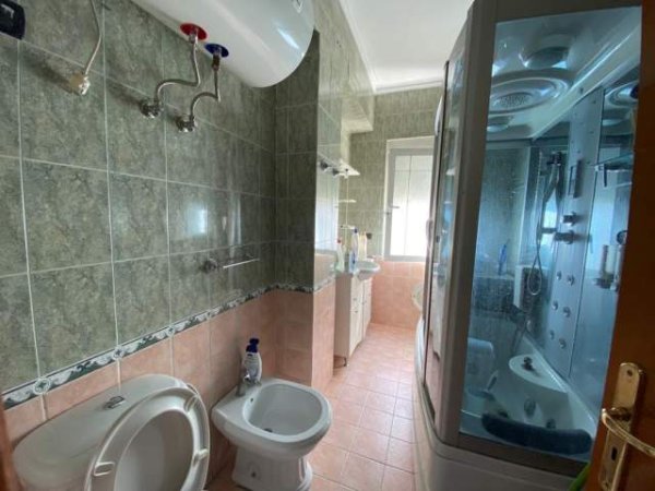 Tirane, jepet me qera apartament Kati 4, 125 m² 900 Euro (rruga Nikolla Tupe)