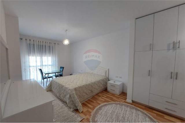 Tirane, jepet me qera apartament 2+1+BLK Kati 5, 94 m² 450 Euro (ASL)