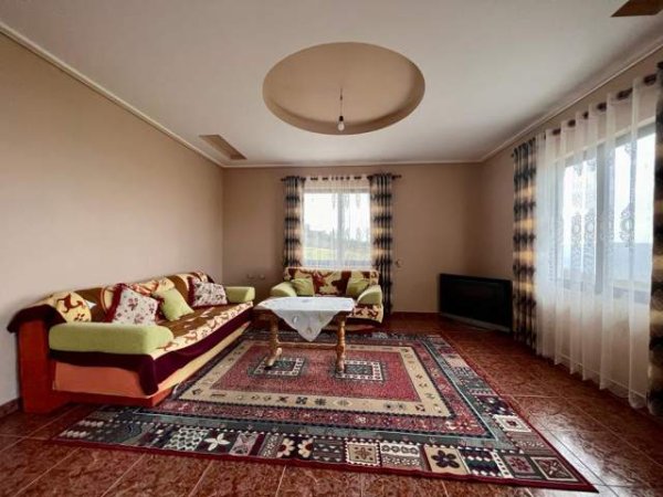 Tirane, jepet me qera Vile 4+1 Kati 1, 300 m² 600 Euro (Priskë e Madhe)