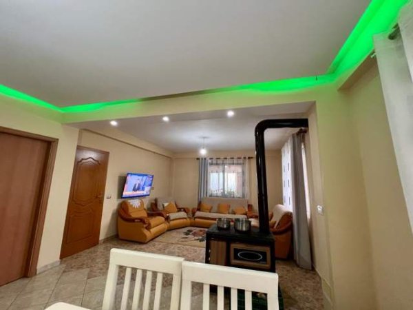 Tirane, jepet me qera Vile 4+1 Kati 1, 300 m² 600 Euro (Priskë e Madhe)