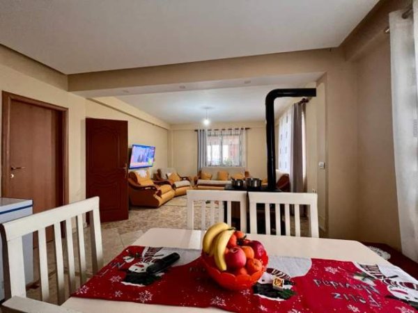 Tirane, jepet me qera Vile 4+1 Kati 1, 300 m² 600 Euro (Priskë e Madhe)