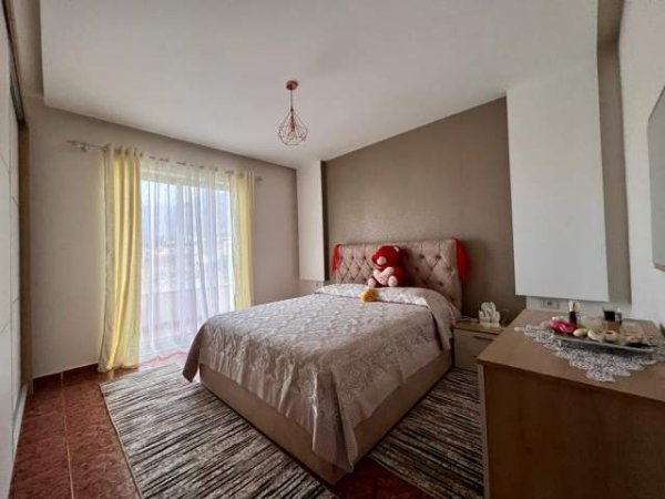 Tirane, jepet me qera Vile 4+1 Kati 1, 300 m² 600 Euro (Priskë e Madhe)