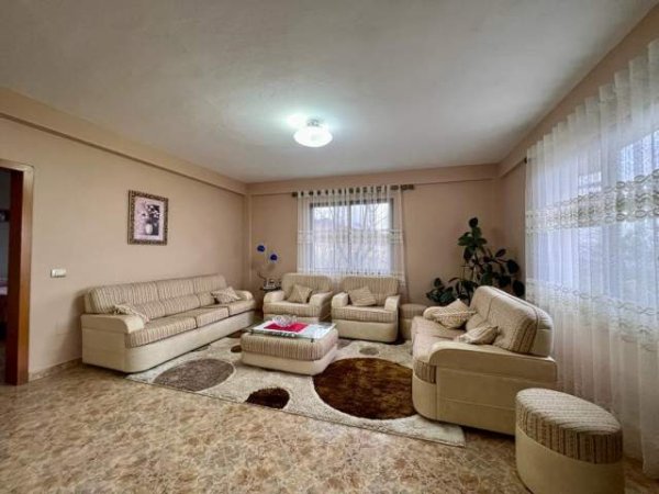 Tirane, jepet me qera Vile 4+1 Kati 1, 300 m² 600 Euro (Priskë e Madhe)