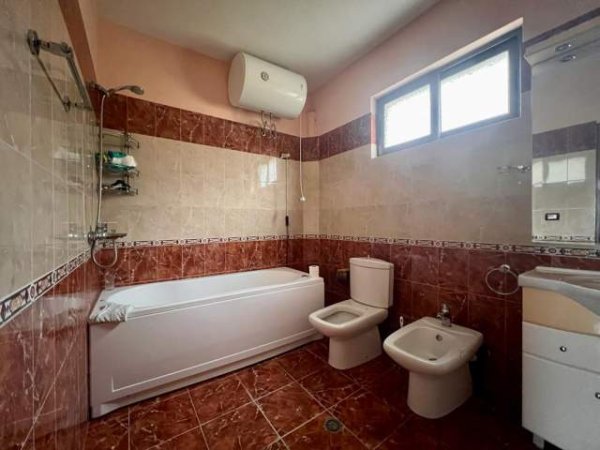 Tirane, jepet me qera Vile 4+1 Kati 1, 300 m² 600 Euro (Priskë e Madhe)