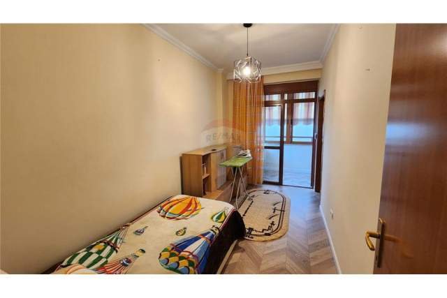 Tirane, jepet me qera apartament 3+1+BLK 150 m² 1.000 Euro (myslym shyr)