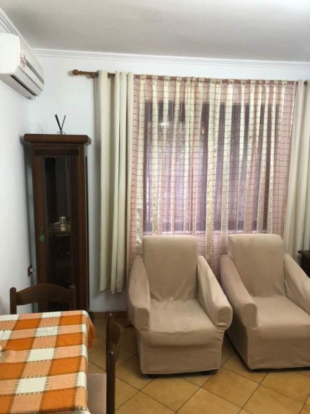 Tirane, jepet me qera apartament 1+1 Kati 1, 65 m² 300 Euro (Prane shkolles Ali Demi)