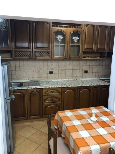 Tirane, jepet me qera apartament 1+1 Kati 1, 65 m² 300 Euro (Prane shkolles Ali Demi)