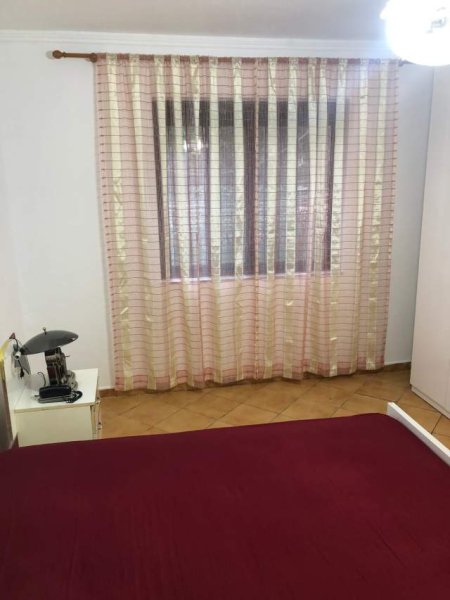 Tirane, jepet me qera apartament 1+1 Kati 1, 65 m² 300 Euro (Prane shkolles Ali Demi)