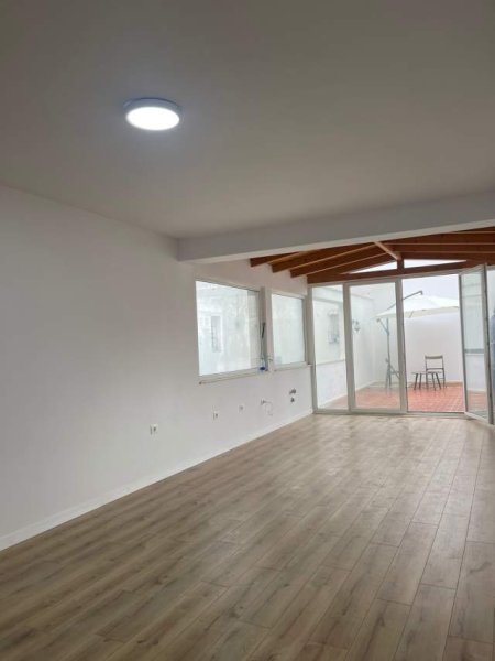Tirane, jepet me qera zyre Kati 3, 100 m² 1.300 Euro (Sheshi Wilson)