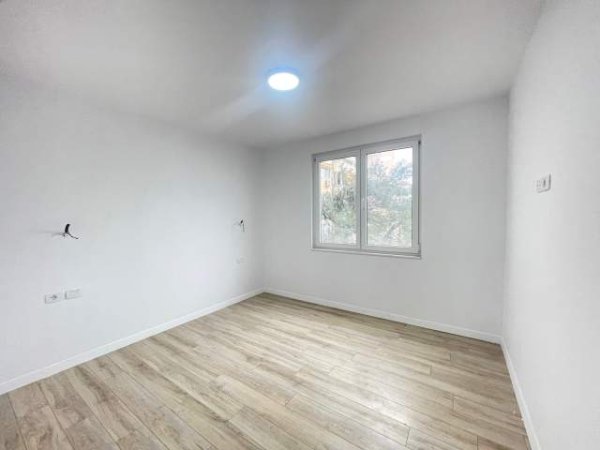 Tirane, jepet me qera zyre Kati 3, 100 m² 1.300 Euro (Sheshi Wilson)