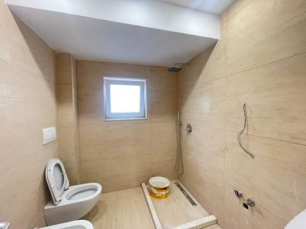Tirane, jepet me qera zyre Kati 3, 100 m² 1.300 Euro (Sheshi Wilson)