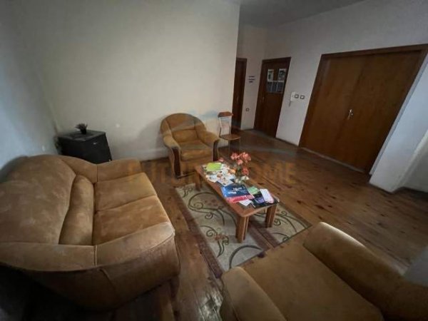 Korce, shitet Vile 4+1 285 m² 320.000 Euro (Lagjia 7)