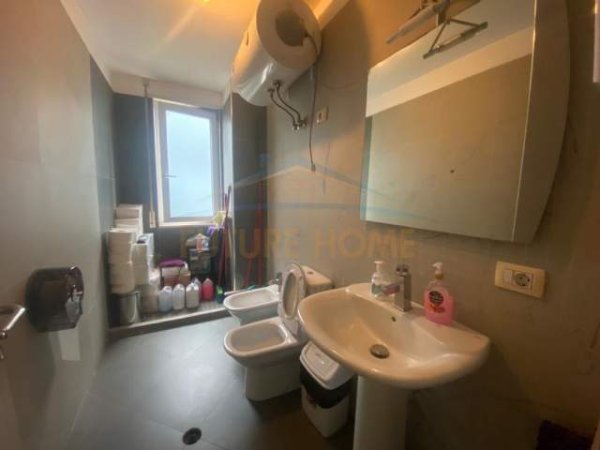 Tirane, jepet me qera ambjent biznesi Kati 1, 80 m² 600 Euro (Garda)