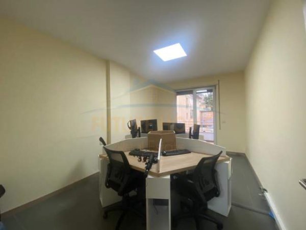 Tirane, jepet me qera ambjent biznesi Kati 1, 80 m² 600 Euro (Garda)