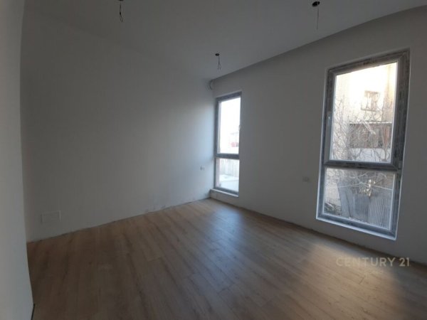 Tirane, jepet me qera apartament 2+1+Aneks+Ballkon Kati 1, 97 m² 700 € (Ambasada Amerikane)
