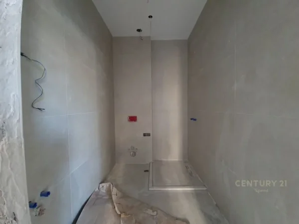 Tirane, jepet me qera apartament 2+1+Aneks+Ballkon Kati 1, 97 m² 700 € (Ambasada Amerikane)