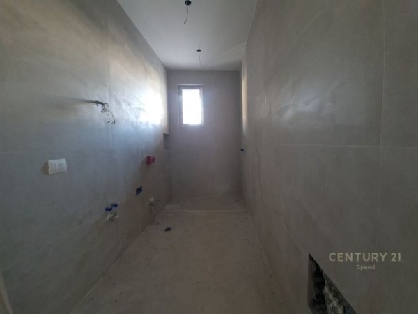 Tirane, jepet me qera apartament 2+1+Aneks+Ballkon Kati 1, 97 m² 700 € (Ambasada Amerikane)