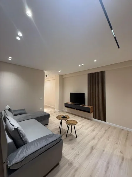 Tirane, jepet me qera apartament 2+1+Aneks+Ballkon Kati 5, 87 m² 750 € (ali demi)