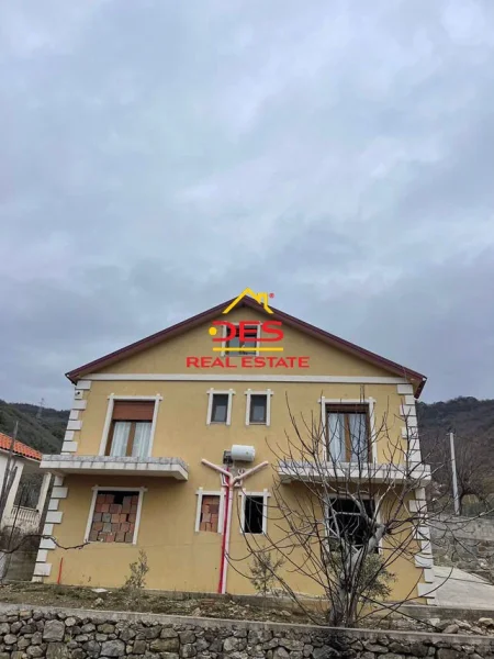 Elbasan, shitet shtepi 3+1+Ballkon Kati 0, 142 m² 70.000 € (Tërbaç, Elbasan)