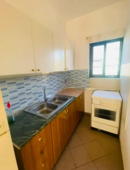 Tirane, jepet me qera shtepi 1+1 Kati 2, 40 m² 330 € (S)