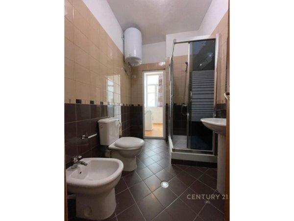 Tirane, jepet me qera apartament 2+1+Aneks+Ballkon Kati 1, 117 m² 600 € (Kopeshtit Zoologjik)