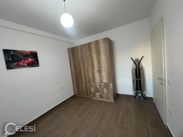 Tirane, jepet me qera apartament 1+1+Ballkon Kati 3, 75 m² 500 € (SELIT)
