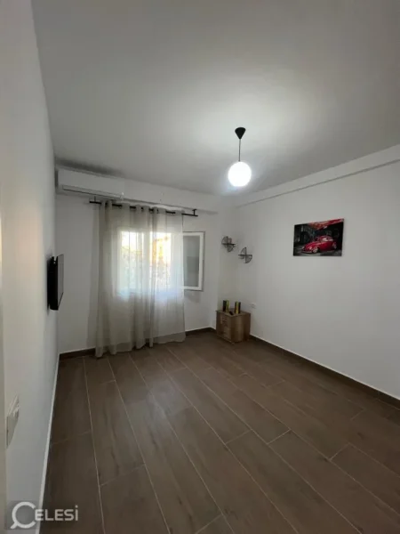 Tirane, jepet me qera apartament 1+1+Ballkon Kati 3, 75 m² 500 € (SELIT)