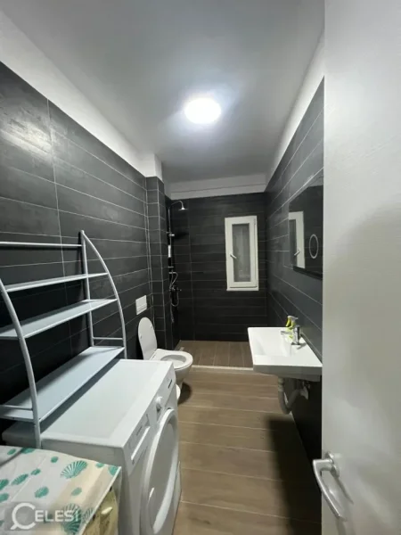Tirane, jepet me qera apartament 1+1+Ballkon Kati 3, 75 m² 500 € (SELIT)