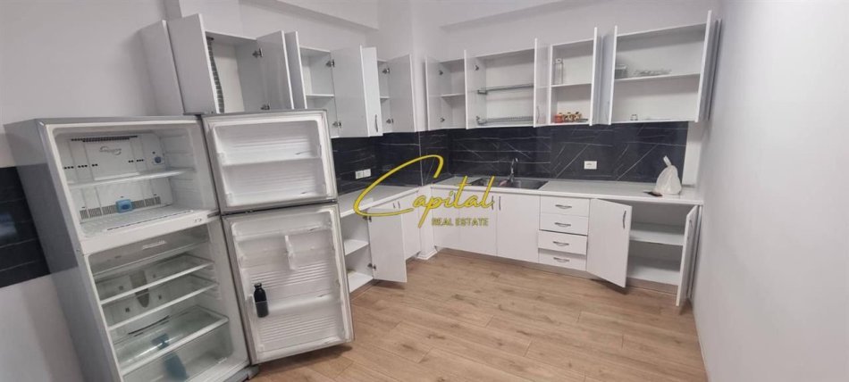 Tirane, jepet me qera zyre Kati 4, 120 m² 1.400 € (ISH BLLOKU)
