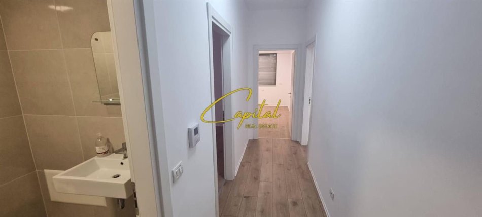 Tirane, jepet me qera zyre Kati 4, 120 m² 1.400 € (ISH BLLOKU)