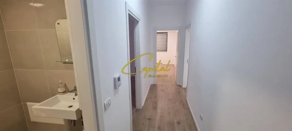 Tirane, jepet me qera zyre Kati 4, 120 m² 1.400 € (ISH BLLOKU)